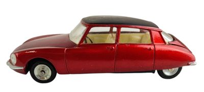 petite voiture rouge sur fond blanc, avec un fond blanc