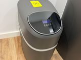 deux poubelles posées l'une à côté de l'autre sur le sol