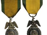 deux médailles et une médaille sont posées les unes à côté des autres