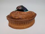 un petit oiseau perché sur une caisse en bois