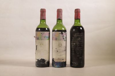 trois bouteilles de vin posées l'une à côté de l'autre sur une table