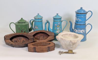 de nombreux types de théières, disposées sur la table