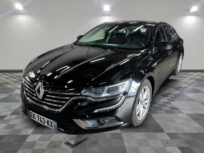 la photo d'une voiture noire sur un sol en damier