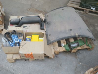 une caisse d'outils posée sur une palette, à côté d'une pile de cartons