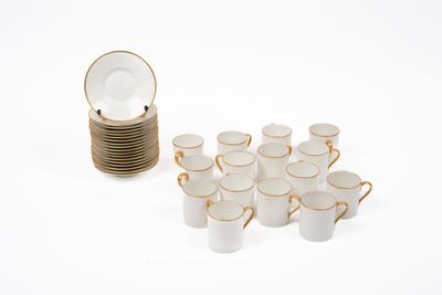 Jean LUCE (1895-1964). Suite de 15 tasses à café et 17 sous-…