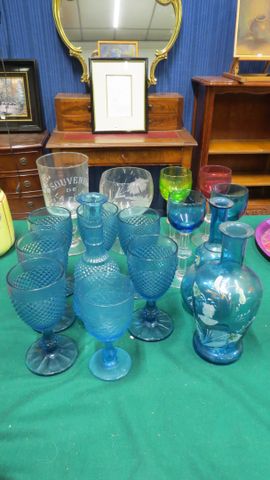 Ensemble de verrerie : 4 verres colorés, service en verre bleu, d...
