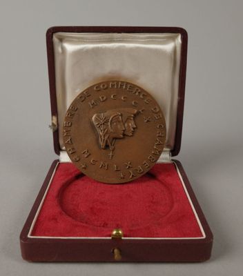 une photo d'une médaille d'or posée dans un écrin en velours rouge