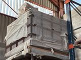 des boîtes sont empilées dans un entrepôt