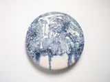 une photo d'une assiette bleue et blanche sur laquelle est représenté un mouton