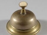 une cloche posée sur une table, sur une surface blanche