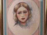 portrait d'une femme dans un cadre doré sur fond rose