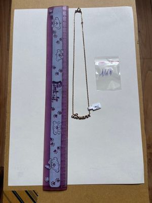 une photo d'un collier et d'une règle posés sur une table