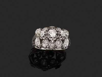 une bague Art déco sertie d'un groupe de diamants
