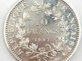 gros plan d'une pièce de monnaie sur une surface blanche
