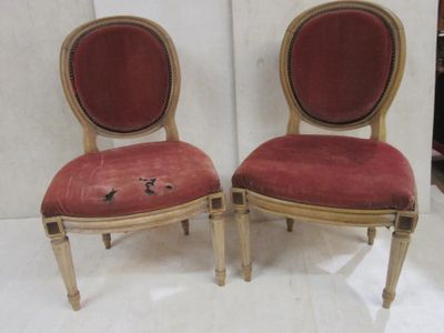 deux chaises assises l'une à côté de l'autre