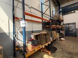 un grand entrepôt avec de nombreuses boîtes empilées sur une palette
