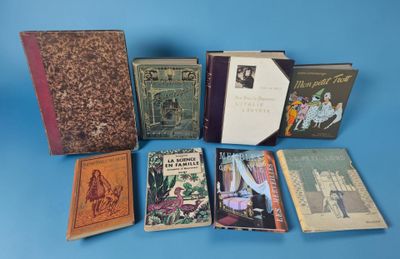 Plusieurs livres sont alignés sur une surface bleue