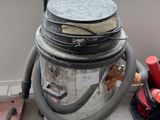 un aspirateur posé par terre près d'une fenêtre
