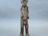 une image représentant une statue d'un homme debout sur un socle en bois