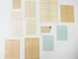 de nombreux morceaux de papier accrochés au mur d'une pièce