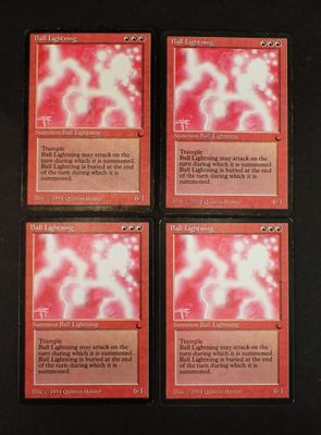 quatre cartes d'un jeu de cartes aux motifs roses et blancs