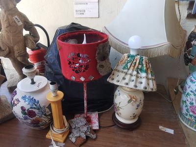 une table sur laquelle se trouvent une lampe, un abat-jour et un ours en peluche