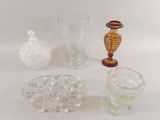un grand nombre d'objets en verre posés sur une table