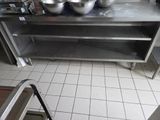 une cuisine avec une table en inox sur laquelle sont posés deux bols
