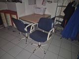 deux chaises de bureau bleues placées devant un bureau