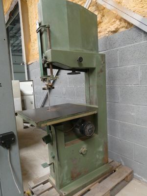 a machine that is sitting on a pallet in a building