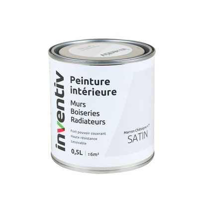 un pot de peinture posé sur une surface blanche