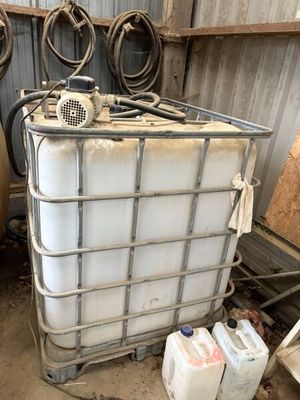 un grand récipient contenant beaucoup d'eau