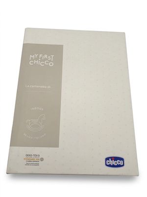 gros plan d'un livre sur une surface blanche