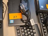 trois ordinateurs portables posés sur une table