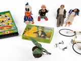 un grand nombre de jouets posés sur une table