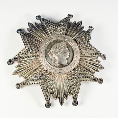 une image représentant une médaille d'argent surmontée d'une couronne