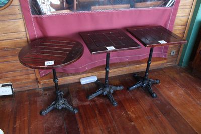 deux tables et un miroir accroché au mur dans la pièce