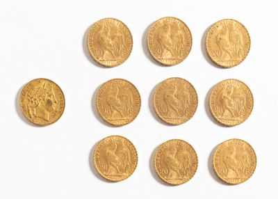 plusieurs pièces d'or sont disposées en cercle sur une surface blanche