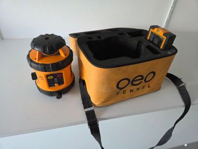 un sac jaune et noir et une trousse à outils noire et orange
