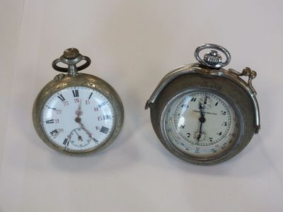 deux horloges posées côte à côte sur une surface blanche
