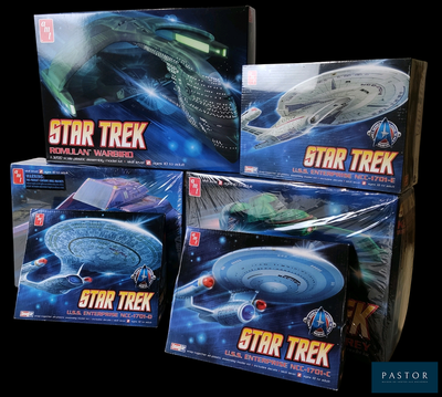 de nombreux jouets Star Trek exposés dans la boîte