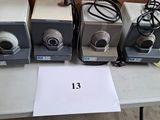 trois types différents de microscopes posés sur une table avec une feuille de papier