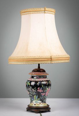 CHINE, XXème siècle. Vase couvert en porcelaine et émaux pol…