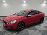 une Volvo break rouge garée dans une pièce au sol à carreaux