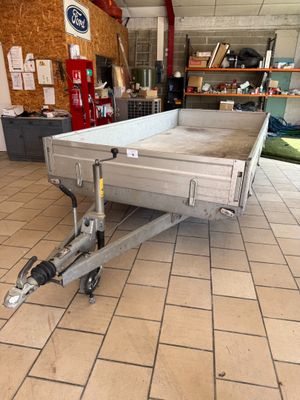 une remorque posée à même le sol dans le garage