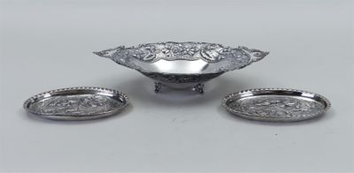 un plateau en argent avec deux plateaux ovales et deux plateaux ovales