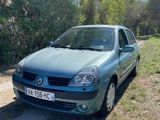 La voiture est garée sur le bord de la route, dans l'herbe.