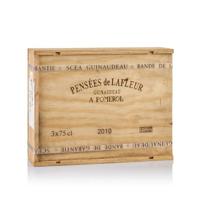 une boîte en bois avec une bouteille de vin à l'intérieur