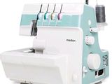 une machine à coudre posée sur une surface blanche