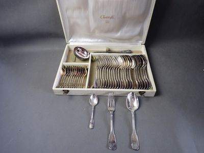 silverware in a case with spoons, forks and spoons in it